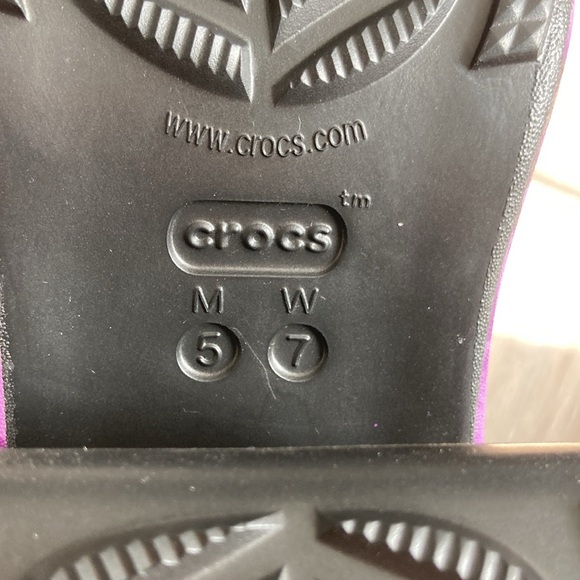 NEW CROCS Vibrant Purple & Black Floral Platform Clogs Ladies sz 7 - Picture 8 of 10